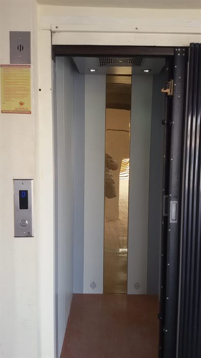 Residential lift door installation