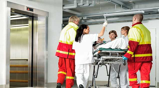 Hospital lift suitable for stretcher movement